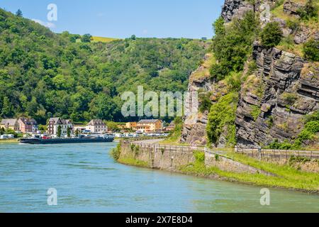 Lorelei rocher sur la rive du Rhin près de la ville de Sankt Goarshausen en Rhénanie-Palatinat, Allemagne. Paysage de la rivière Rhin et célèbre montagne Loreley Banque D'Images