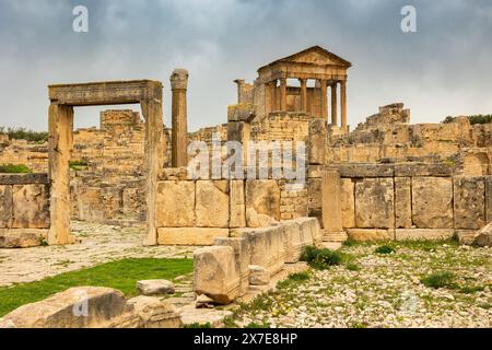 Vue du Capitole dans le site archéologique de Dougga au nord-ouest de la Tunisie Banque D'Images