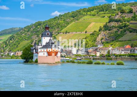 Château de Pfalzgrafenstein sur l'île sur le Rhin avec château Gutenfels, ville de Kaub, collines de la vallée du Rhin et vignobles en Rhénanie-Palatinat, Allemagne Banque D'Images