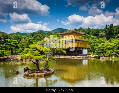 Kyoto, JAPON - 30 juillet 2016 : Pavillon d'or reflété sur kyoko-chi, ou étang miroir. Banque D'Images