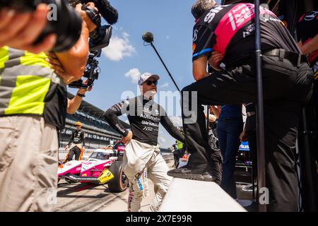 Indianapolis, États-Unis. 19 mai 2024. INDIANAPOLIS, INDIANA - 19 MAI : Felix Rosenqvist, coureur Indy car, lors de l'entraînement « FAST 12 » pour l'Indy 500 2024 à Indianapolis Motor Speedway, le 18 mai 2024 à Indianapolis, Indiana. Crédit : Jeremy Hogan/Alamy Live News Banque D'Images