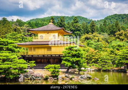 Kyoto, JAPON - 30 juillet 2016 : Temple d'or au pied de la colline Kinugasa. Banque D'Images