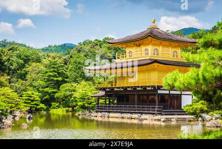 Kyoto, JAPON - 30 juillet 2016 : Temple d'or au pied de la colline Kinugasa. Banque D'Images