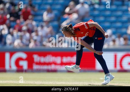 Headingley Cricket Ground, Leeds le dimanche 19 mai 2024. Lauren Filer, de l'Angleterre, au bowling lors du troisième match IT20 entre l'Angleterre féminine et la Pakistan féminine au Headingley Cricket Ground, Leeds, dimanche 19 mai 2024. (Photo : Mark Fletcher | mi News) crédit : MI News & Sport /Alamy Live News Banque D'Images