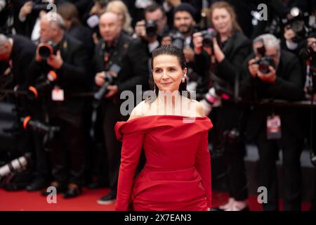 Cannes, France, 14 mai 2024 : Juliette Binoche lors de l'ouverture du 77ème Festival International du film de Cannes sur le tapis rouge du Palais des Banque D'Images