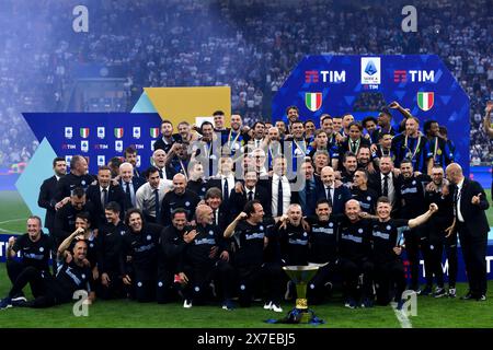 Milan, Italie. 19 mai 2024. Les joueurs et le personnel célèbrent avec le trophée des vainqueurs du championnat italien à la fin du match de football Serie A entre le FC Internazionale et le SS Lazio. Milan 19 mai 2024 crédit : Insidefoto di andrea staccioli/Alamy Live News Banque D'Images