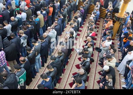 Les musulmans de Berlin se sont réunis pour la prière le 1er mai 2015 à la mosquée Dar Assalam, Neukoelln Meeting Centre, NBS, Berlin, Berlin, Allemagne Banque D'Images