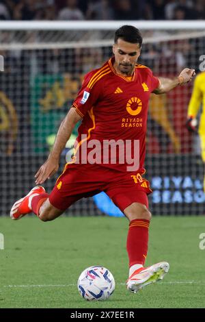 Rome, Italie. 19 mai 2024. Rome, Italie, 19 mai 2024. Zeki Celik, de l'AS Roma, frappe le ballon lors du match de football italien Serie A entre L'AS Roma et Gênes au stade olympique. Roma a battu Gênes 1-0. Crédit : Riccardo de Luca - Actualiser les images/Alamy Live News Banque D'Images