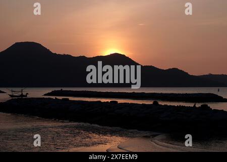 Vue paysage de beau lever de soleil sur la mer Banque D'Images