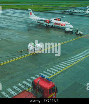 Balikpapan, Indonésie - 6 mai 2024. L'avion iis charge les bagages avant de décoller. Banque D'Images