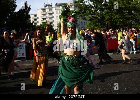 Défilé du Carnaval des cultures à Berlin 2024 participants costumés défilé lors du défilé annuel du Carnaval des cultures à Berlin, Allemagne centrale, le dimanche 19 mai 2024. Des milliers de personnes assistent au festival avec des costumes du monde entier. Photo : Maryam Majd/Imago images Berlin Allemagne Copyright : xMaryamxMajdx Banque D'Images