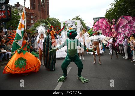 Défilé du Carnaval des cultures à Berlin 2024 participants costumés défilé lors du défilé annuel du Carnaval des cultures à Berlin, Allemagne centrale, le dimanche 19 mai 2024. Des milliers de personnes assistent au festival avec des costumes du monde entier. Photo : Maryam Majd/Imago images Berlin Allemagne Copyright : xMaryamxMajdx Banque D'Images