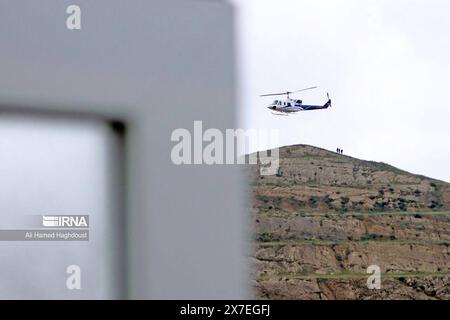 Verzegan, Iran. 20 mai 2024. Montre l'hélicoptère transportant le président iranien Ebrahim Raisi décollant à la frontière iranienne avec l'Azerbaïdjan après l'inauguration du barrage de QIZ Qalasi, à Aras. Un hélicoptère dans le convoi du président iranien a été impliqué dans un "accident" dans la province de l'Azerbaïdjan oriental dimanche 19 mai 2024. Photo de l'agence de presse de la République islamique IRNA/ crédit : UPI/Alamy Live News Banque D'Images