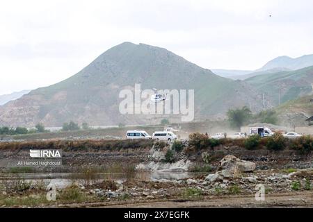 Verzegan, Iran. 20 mai 2024. Montre l'hélicoptère transportant le président iranien Ebrahim Raisi décollant à la frontière iranienne avec l'Azerbaïdjan après l'inauguration du barrage de QIZ Qalasi, à Aras. Un hélicoptère dans le convoi du président iranien a été impliqué dans un "accident" dans la province de l'Azerbaïdjan oriental dimanche 19 mai 2024. Photo de l'agence de presse de la République islamique IRNA/ crédit : UPI/Alamy Live News Banque D'Images