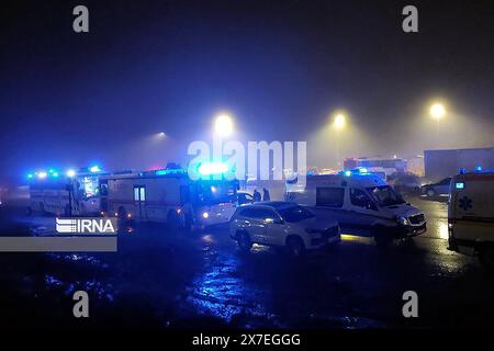 Verzegan, Iran. 20 mai 2024. Des équipes médicales et de secours de la ville iranienne de Verzegan arrivent sur les lieux de l'accident après que l'un des hélicoptères du convoi du président iranien Raisi s'est écrasé après l'inauguration d'un barrage à la frontière avec le président azerbaïdjanais Ilham Aliyev dans le district azerbaïdjanais de Jabrayil le dimanche 19 mai 2024. Photo de l'agence de presse de la République islamique IRNA/ crédit : UPI/Alamy Live News Banque D'Images