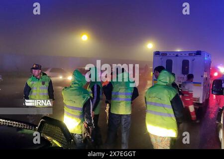 Verzegan, Iran. 20 mai 2024. Des équipes médicales et de secours de la ville iranienne de Verzegan arrivent sur les lieux de l'accident après que l'un des hélicoptères du convoi du président iranien Raisi s'est écrasé après l'inauguration d'un barrage à la frontière avec le président azerbaïdjanais Ilham Aliyev dans le district azerbaïdjanais de Jabrayil le dimanche 19 mai 2024. Photo de l'agence de presse de la République islamique IRNA/ crédit : UPI/Alamy Live News Banque D'Images