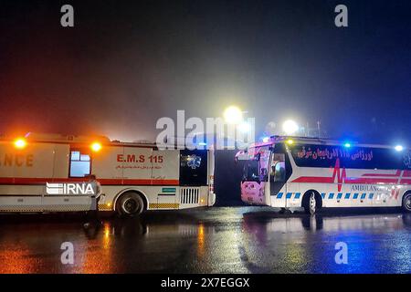 Verzegan, Iran. 20 mai 2024. Des équipes médicales et de secours de la ville iranienne de Verzegan arrivent sur les lieux de l'accident après que l'un des hélicoptères du convoi du président iranien Raisi s'est écrasé après l'inauguration d'un barrage à la frontière avec le président azerbaïdjanais Ilham Aliyev dans le district azerbaïdjanais de Jabrayil le dimanche 19 mai 2024. Photo de l'agence de presse de la République islamique IRNA/ crédit : UPI/Alamy Live News Banque D'Images