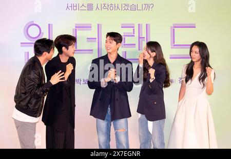 Kim Tae-YONG, Choi Woo-Shik, Park Bo-Gum, Bae Suzy et Tang Wei, 9 mai 2024 : (de gauche à droite) le réalisateur Kim Tae-Yong pose avec les acteurs Choi Woo-Shik, Park Bo-Gum, Bae Suzy et Tang Wei lors d'une conférence de presse du film coréen 'Wonderland' à Séoul, Corée du Sud. Le film fantastique de science-fiction tourne autour des personnes qui utilisent un service d'IA appelé 'Wonderland' qui leur permet de communiquer avec leurs proches décédés par des appels vidéo. Crédit : Lee Jae-won/AFLO/Alamy Live News Banque D'Images