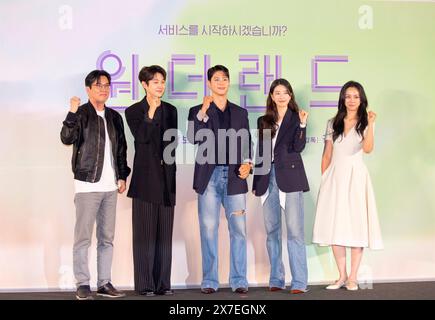 Kim Tae-YONG, Choi Woo-Shik, Park Bo-Gum, Bae Suzy et Tang Wei, 9 mai 2024 : (de gauche à droite) le réalisateur Kim Tae-Yong pose avec les acteurs Choi Woo-Shik, Park Bo-Gum, Bae Suzy et Tang Wei lors d'une conférence de presse du film coréen 'Wonderland' à Séoul, Corée du Sud. Le film fantastique de science-fiction tourne autour des personnes qui utilisent un service d'IA appelé 'Wonderland' qui leur permet de communiquer avec leurs proches décédés par des appels vidéo. Crédit : Lee Jae-won/AFLO/Alamy Live News Banque D'Images