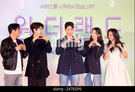 Kim Tae-YONG, Choi Woo-Shik, Park Bo-Gum, Bae Suzy et Tang Wei, 9 mai 2024 : (de gauche à droite) le réalisateur Kim Tae-Yong pose avec les acteurs Choi Woo-Shik, Park Bo-Gum, Bae Suzy et Tang Wei lors d'une conférence de presse du film coréen 'Wonderland' à Séoul, Corée du Sud. Le film fantastique de science-fiction tourne autour des personnes qui utilisent un service d'IA appelé 'Wonderland' qui leur permet de communiquer avec leurs proches décédés par des appels vidéo. Crédit : Lee Jae-won/AFLO/Alamy Live News Banque D'Images