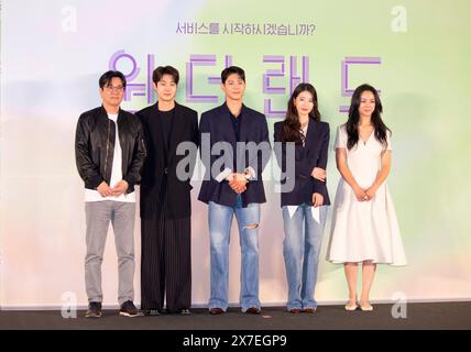 Kim Tae-YONG, Choi Woo-Shik, Park Bo-Gum, Bae Suzy et Tang Wei, 9 mai 2024 : (de gauche à droite) le réalisateur Kim Tae-Yong pose avec les acteurs Choi Woo-Shik, Park Bo-Gum, Bae Suzy et Tang Wei lors d'une conférence de presse du film coréen 'Wonderland' à Séoul, Corée du Sud. Le film fantastique de science-fiction tourne autour des personnes qui utilisent un service d'IA appelé 'Wonderland' qui leur permet de communiquer avec leurs proches décédés par des appels vidéo. Crédit : Lee Jae-won/AFLO/Alamy Live News Banque D'Images