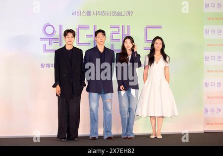 Choi Woo-Shik, Park Bo-Gum, Bae Suzy et Tang Wei, 9 mai 2024 : (de gauche à droite) les acteurs Choi Woo-Shik, Park Bo-Gum, Bae Suzy et Tang Wei posent lors d'une conférence de presse du film coréen 'Wonderland' à Séoul, Corée du Sud. Le film fantastique de science-fiction tourne autour des personnes qui utilisent un service d'IA appelé 'Wonderland' qui leur permet de communiquer avec leurs proches décédés par des appels vidéo. Crédit : Lee Jae-won/AFLO/Alamy Live News Banque D'Images