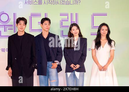 Choi Woo-Shik, Park Bo-Gum, Bae Suzy et Tang Wei, 9 mai 2024 : (de gauche à droite) les acteurs Choi Woo-Shik, Park Bo-Gum, Bae Suzy et Tang Wei posent lors d'une conférence de presse du film coréen 'Wonderland' à Séoul, Corée du Sud. Le film fantastique de science-fiction tourne autour des personnes qui utilisent un service d'IA appelé 'Wonderland' qui leur permet de communiquer avec leurs proches décédés par des appels vidéo. Crédit : Lee Jae-won/AFLO/Alamy Live News Banque D'Images