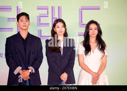 Park Bo-Gum, Bae Suzy et Tang Wei, 9 mai 2024 : (de gauche à droite) les acteurs Park Bo-Gum, Bae Suzy et Tang Wei posent lors d'une conférence de presse du film coréen 'Wonderland' à Séoul, en Corée du Sud. Le film fantastique de science-fiction tourne autour des personnes qui utilisent un service d'IA appelé 'Wonderland' qui leur permet de communiquer avec leurs proches décédés par des appels vidéo. Crédit : Lee Jae-won/AFLO/Alamy Live News Banque D'Images