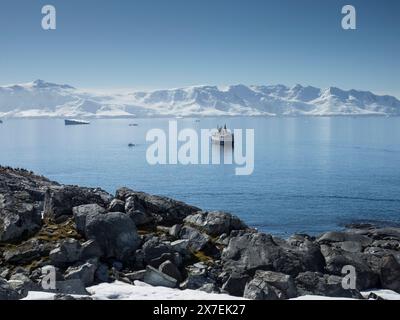 Un bateau de croisière est ancré au large de Palaver point, Two Hummock Island, Antarctique Banque D'Images