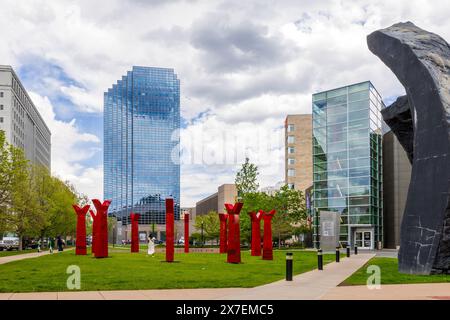 Denver, Colorado - 14 mai 2024 : la ligne d'horizon moderne de Denver avec les sculptures au premier plan vues du Denver Art Museum par une journée nuageuse Banque D'Images