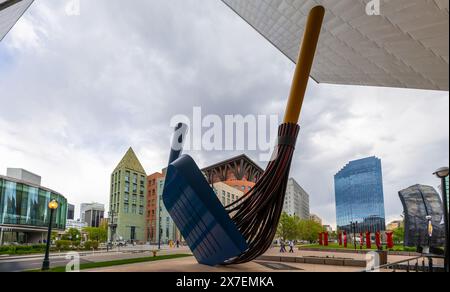 Denver, Colorado - 14 mai 2024 : la ligne d'horizon moderne de Denver avec les sculptures au premier plan vues du Denver Art Museum par une journée nuageuse Banque D'Images