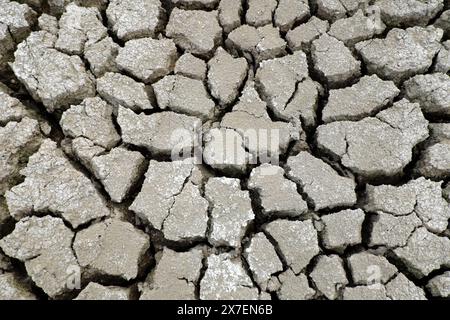 La surface du sol séché, les canalisations d'égout sans eau après une longue saison chaude dans le delta du Mékong, au Viet Nam, le changement climatique et el nino rendent le climat difficile de la planète Banque D'Images