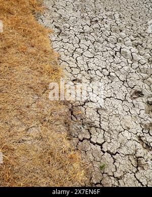 La surface du sol séché, les canalisations d'égout sans eau après une longue saison chaude dans le delta du Mékong, au Viet Nam, le changement climatique et el nino rendent le climat difficile de la planète Banque D'Images