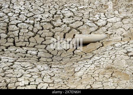 La surface du sol séché, les canalisations d'égout sans eau après une longue saison chaude dans le delta du Mékong, au Viet Nam, le changement climatique et el nino rendent le climat difficile de la planète Banque D'Images