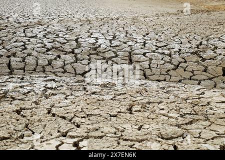 La surface du sol séché, les canalisations d'égout sans eau après une longue saison chaude dans le delta du Mékong, au Viet Nam, le changement climatique et el nino rendent le climat difficile de la planète Banque D'Images