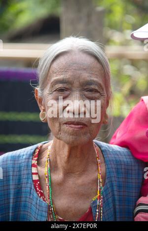 Femme de la tribu Moon, Mindat City, dans l'État de Chin, a eu son visage tatoué à l'encre noire. Ceci permet de cacher le visage pour éviter d'être capturé. Banque D'Images