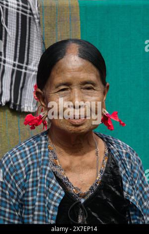 Femme de la tribu Moon, Mindat City, dans l'État de Chin, a eu son visage tatoué à l'encre noire. Ceci permet de cacher le visage pour éviter d'être capturé. Banque D'Images