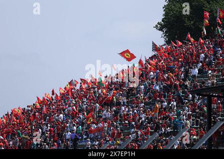 Imola, Italie. 19 mai 2024. Les spectateurs regardent le Grand Prix de formule 1 d'Emilie Romagne à l'Autodromo Internazionale Enzo e Dino Ferrari à Imola, Italie, le 19 mai 2024. Crédit : Li Jing/Xinhua/Alamy Live News Banque D'Images