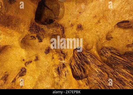 La grotte de Taskuyu est située dans le village de Taskuyu, à environ 10 km au nord-ouest du district de Tarsus de la province de Mersin. Grotte de Taskuyu à Tarse, Mersin, Turke Banque D'Images