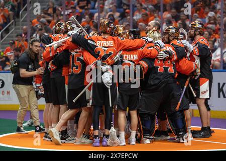 18 mai 2024 : les joueurs de Buffalo bandits se blottissent avant un match contre les Firewolves d'Albany. Les Buffalo bandits ont accueilli les Albany Firewolves dans le deuxième match de la finale de la National Lacrosse League au KeyBank Center à Buffalo, New York. (Jonathan Tenca/CSM) Banque D'Images