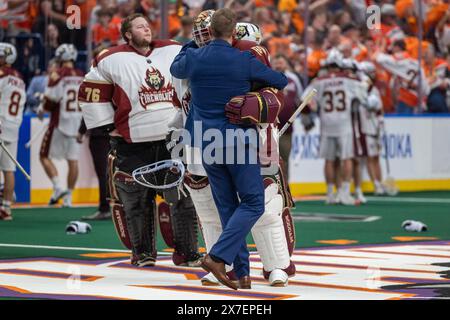 18 mai 2024 : Doug Jamieson (30 ans), gardien de but d'Albany Firewolves, se console après avoir perdu le Championnat NLL au profit des Buffalo bandits. Les Buffalo bandits ont accueilli les Albany Firewolves dans le deuxième match de la finale de la National Lacrosse League au KeyBank Center à Buffalo, New York. (Jonathan Tenca/CSM) Banque D'Images