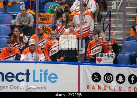 18 mai 2024 : les fans de Buffalo bandits encouragent leur équipe dans un match contre les Firewolves d'Albany. Les Buffalo bandits ont accueilli les Albany Firewolves dans le deuxième match de la finale de la National Lacrosse League au KeyBank Center à Buffalo, New York. (Jonathan Tenca/CSM) Banque D'Images