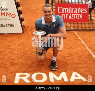 Rome, Italie. 19 mai 2024. Alexander Zverev, d'Allemagne, pose après la cérémonie de remise des prix de l'épreuve masculine en simple à l'Open d'Italie à Rome, en Italie, le 19 mai 2024. Crédit : Alberto Lingria/Xinhua/Alamy Live News Banque D'Images