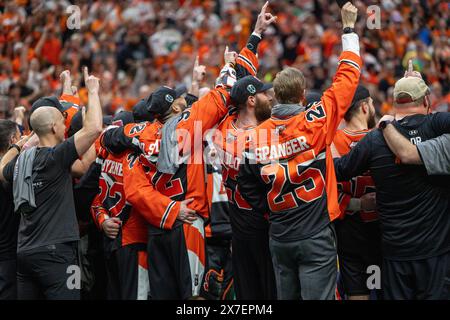 18 mai 2024 : les joueurs de Buffalo bandits célèbrent leur victoire au Championnat NLL après avoir battu les Firewolves d'Albany. Les Buffalo bandits ont accueilli les Albany Firewolves dans le deuxième match de la finale de la National Lacrosse League au KeyBank Center à Buffalo, New York. (Jonathan Tenca/CSM) Banque D'Images