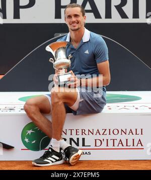 Rome, Italie. 19 mai 2024. Premier prix Alexander Zverev d'Allemagne pose avec son trophée lors de la cérémonie de remise des prix de l'épreuve de simple masculin à l'Open d'Italie à Rome, Italie, le 19 mai 2024. Crédit : Alberto Lingria/Xinhua/Alamy Live News Banque D'Images