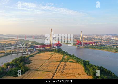 MAANSHAN, CHINE - 19 MAI 2024 - une photo prise le 19 mai 2024 montre la route du fleuve ma'anshan Yangtze et le pont ferroviaire en construction à Maanshan, Banque D'Images