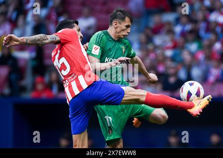 Madrid, Espagne. 19 mai 2024. Stefan Savic (G) de l'Atletico Madrid affronte Ante Budimir d'Osasuna lors d'un match de football de la Liga entre l'Atletico de Madrid et LE CA Osasuna à Madrid, en Espagne, le 19 mai 2024. Crédit : Gustavo Valiente/Xinhua/Alamy Live News Banque D'Images