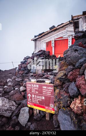 MT. Fuji, JAPON - 1er août 2016 : panneau indicateur pour le sentier du Mont Fuji jusqu'au sommet. Banque D'Images