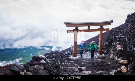 MT. Fuji, JAPON - 1er août 2016 : les grimpeurs passent par la porte de Torii au sommet du Mont Fuji. Banque D'Images