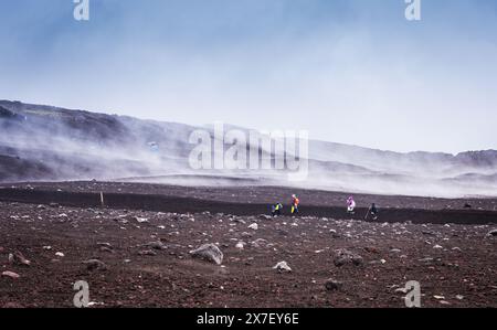 MT. Fuji, JAPON - 1er août 2016 : les randonneurs traversent un paysage volcanique désolant au sommet du Mont Fuji. Banque D'Images